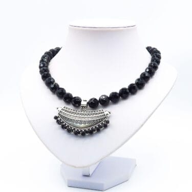 BLACK PENDANT NECKLACE